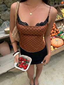 Camiseta ajustada de mujer con cuello de encaje negro, estampado de lunares blanco y negro - Marrón - Ver 3