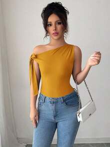 Camiseta ajustada elegante con cuello asimétrico y nudo de mujer de unicolor - amarillo ganso - Ver 3