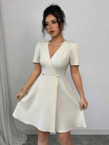 Vestido mini elegante para ir a trabajar, de primavera y verano, con escote cruzado en V, doble botonadura, decoración en forma de A y mangas cortas, en color liso al estilo francés para mujeres - Negro - Ver 3