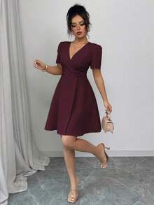 Vestido mini elegante para ir a trabajar, de primavera y verano, con escote cruzado en V, doble botonadura, decoración en forma de A y mangas cortas, en color liso al estilo francés para mujeres - Morado - Ver 11