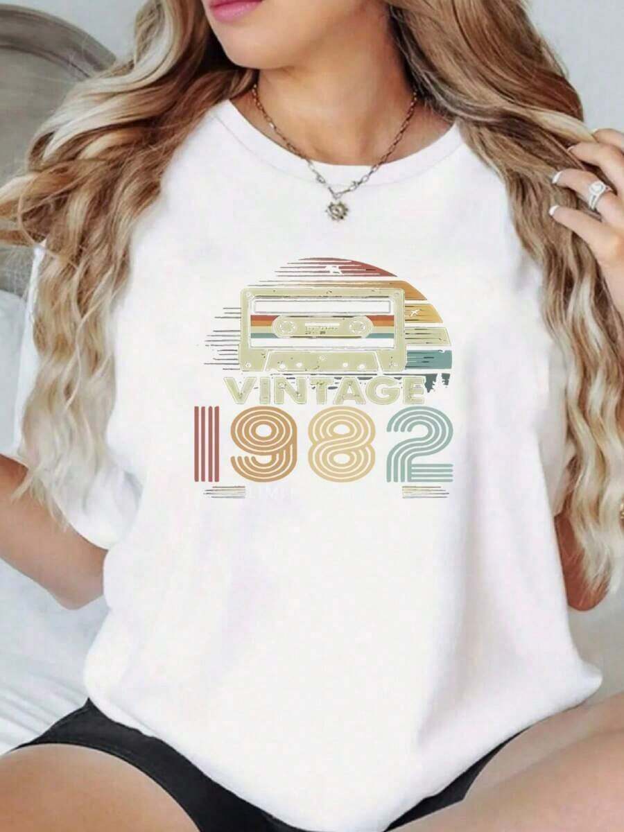 Altamente recomendado: Camiseta holgada de gran tamaño con estampado vintage de 1982 para mujer - Tejido de poliéster casual con cuello redondo, cómoda para todas las estaciones, top festivo para vacaciones, 1 pieza, 200 g/m², fácil de combinar. - Blanco - Ver 1