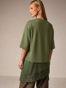 Camiseta con cuello redondo, mangas tres cuartos y bajo asimétrico con detalle de encaje, top informal de otoño - Verde militar - Ver 3