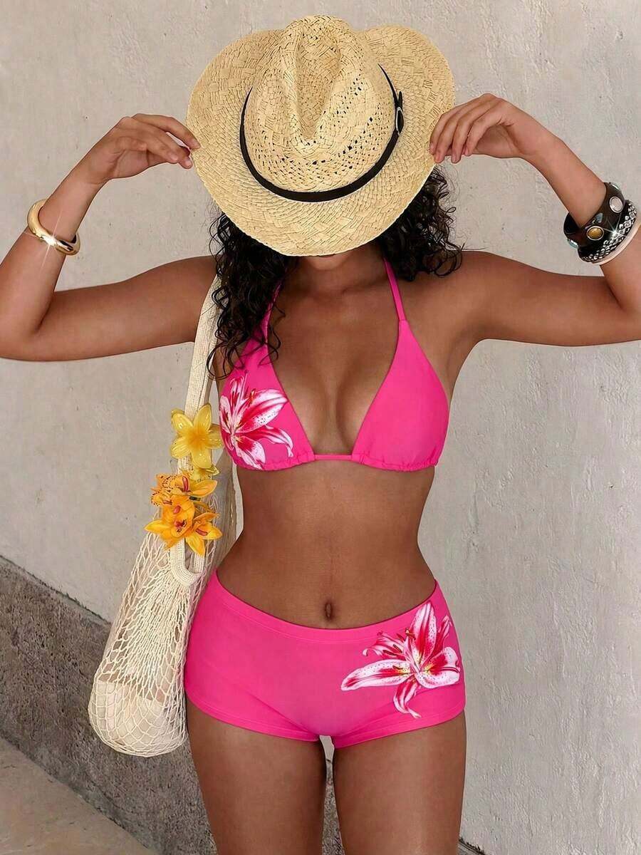 Traje de baño con estampado floral de moda: Top de bikini tipo camiseta con estampado de loto negro + Bottom de traje de baño de talle alto - Conjunto de traje de baño elegante y cómodo para vacaciones de verano, playa y uso en resort en color rojo - Rosa Fucsia - Ver 1
