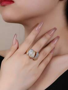 1 pieza Joyería gruesa de material de cobre, muy adornada con diseño envuelto, anillo grande, elegante y encantador, adecuado como regalo o uso diario para mujeres - dos colores - Ver 5