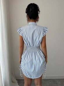 Vestido camisa elegante de vacaciones con mangas acampanadas, cintura fruncida y rayas azules - Celeste - Ver 2