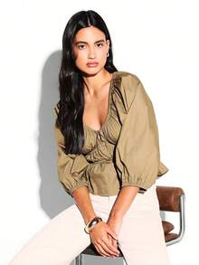 KSTM Blusa de manga larga con cuello en V fruncido, cintura recogida y detalle en el cuello, en estilo casual y elegante para otoño e invierno, color oliva - Verde militar - Ver 1
