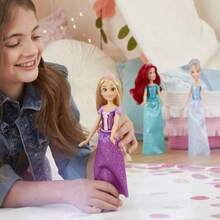 Hasbro 孩之宝迪士尼公主系列皇家闪耀白雪公主时尚娃娃，配有连衣裙和配饰，适合3岁及以上儿童。 - Rapunzel9031 - 查看 5