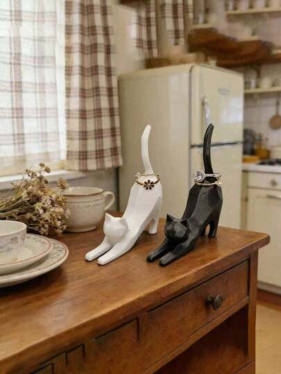 1pc White And Black 3D Printed Cat-Shaped Ring Holder, Suitable For Wedding Rings, Birthday Gifts, Office Decor, Excellent For Jewelry Display And Storage, Ideal Gift For Cat Lovers. Minimalist Style Ring Holder, Decorative Accessory, Cute Desktop Ring Holder, No Power Needed, Suitable For Valentine's Day, Mother's Day And Other Special Occasions, Also Can Be Used As Room Decor.