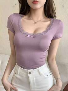 Camiseta ajustada de manga corta con cuello cuadrado, decoración de lazo de encaje y contraste para el Día de San Valentín - Morado - Ver 2