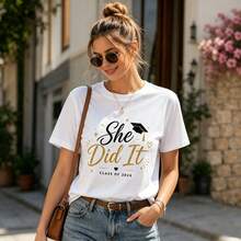 2026 Graduation T-Shirt "She Did It", Women's Cotton T-Shirt, Elegant Design For Graduation Party And Everyday Wear - 白色 - 查看 5