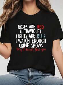Camiseta negra distintiva adornada con letras vibrantes "las rosas son rojas y las luces son azules" - una camiseta de declaración de moda juguetona que muestra texto cursivo artístico que garantiza el anonimato - perfecta para reuniones relajadas, traje de fiesta - Negro - Ver 2