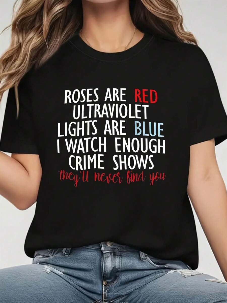 Camiseta negra distintiva adornada con letras vibrantes "las rosas son rojas y las luces son azules" - una camiseta de declaración de moda juguetona que muestra texto cursivo artístico que garantiza el anonimato - perfecta para reuniones relajadas, traje de fiesta