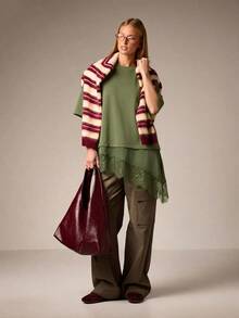 Camiseta con cuello redondo, mangas tres cuartos y bajo asimétrico con detalle de encaje, top informal de otoño - Verde militar - Ver 4