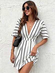 Vestido corto de verano casual y de vacaciones para mujer con cuello en V profundo, estampado de rayas y cintura ceñida - Blanco - Ver 1