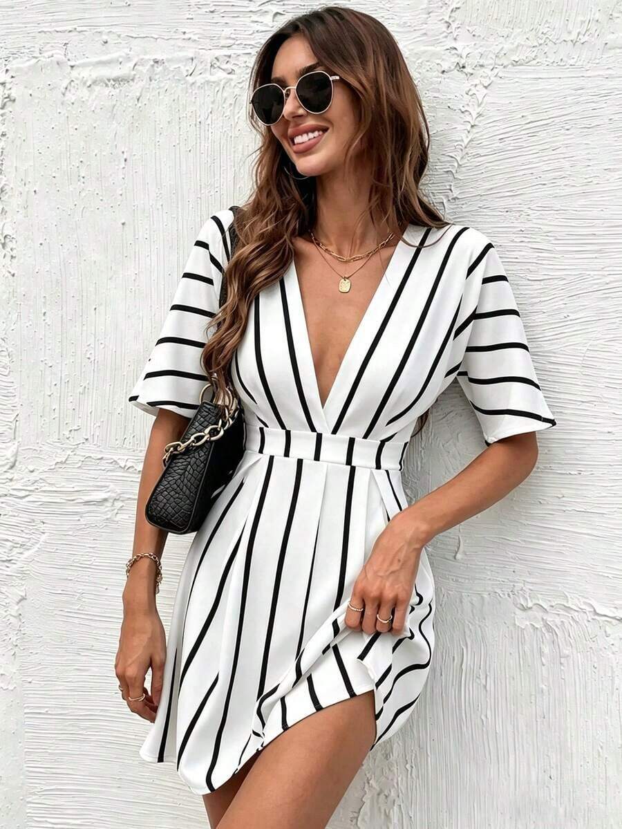 Vestido corto de verano casual y de vacaciones para mujer con cuello en V profundo, estampado de rayas y cintura ceñida - Blanco - Ver 1