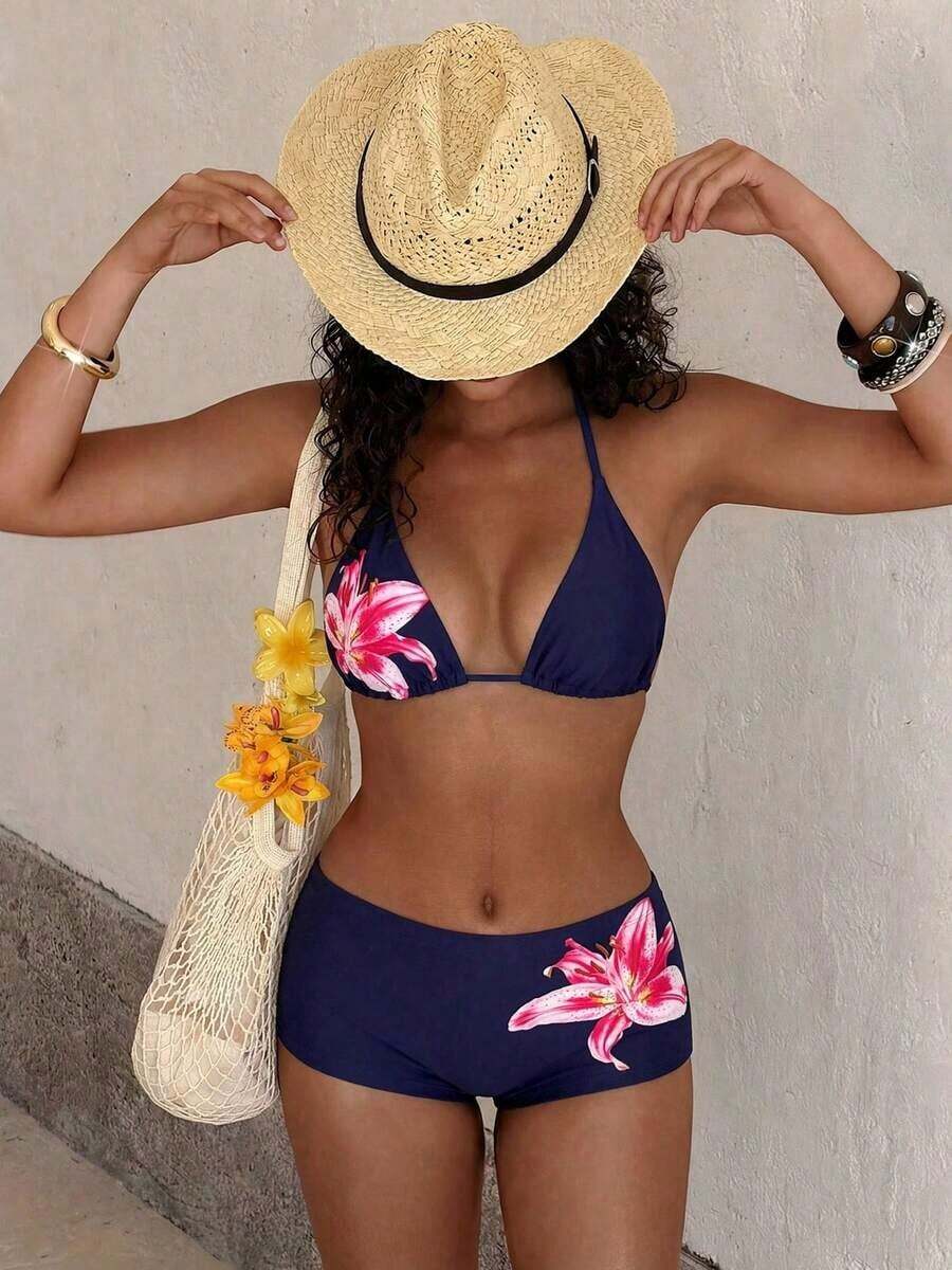 Traje de baño con estampado floral de moda: Top de bikini tipo camiseta con estampado de loto negro + Bottom de traje de baño de talle alto - Conjunto de traje de baño elegante y cómodo para vacaciones de verano, playa y uso en resort en color rojo - Azul marino - Ver 1