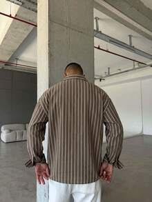 Camisa casual de manga larga a rayas para hombres, de ajuste relajado, diseño minimalista y versátil, adecuada para uso diario en múltiples temporadas, cómoda y transpirable - Marrón Mocha - Ver 3