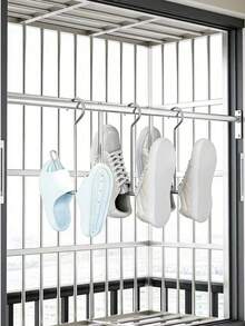 Estante ajustable para zapatos sin taladrar para alféizar de ventana, organizador colgante multiusos a prueba de agua y de gran resistencia para barandilla de balcón, secadora montada en ventana, diseño antirrobo y ahorra espacio para ventana, apto para zapatillas, pantuflas, uso diario en patio y balcón del hogar - Ver 6