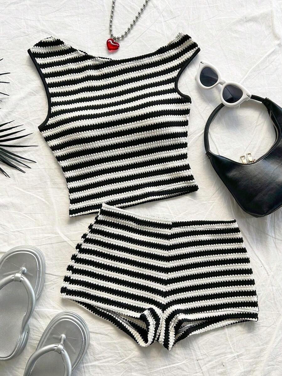 Conjunto de 2 piezas para mujer de vacaciones - Parte superior de punto asimétrica de cuello a rayas rojas y blancas y shorts ajustados de talle ultrabajo, adecuado para fiesta, Navidad, San Valentín, cita, playa, crucero, carnaval, Pascua, Año - Blanco y Negro - Ver 1