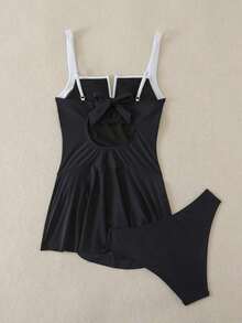 Swim Lushoire Set de 2 piezas de vestido de playa asimétrico con escote en V y contraste de color, adecuado para vacaciones de verano en la playa - Blanco y Negro - Ver 8