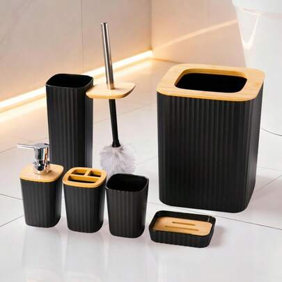6 pièces Set d'accessoires de salle de bain, comprenant un flacon de lotion, un porte-brosse à dents, un gobelet, un porte-savon, une brosse et un support de toilette, une poubelle. Convient pour les anniversaires, les fêtes, les pendaisons de crémaillère, les cadeaux de Noël. Disponible en noir et blanc