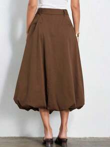Falda plisada con volante floral, marrón chocolate, retro-moderna, casual urbana, cálida para otoño/invierno, diseño de cintura ancha, silueta de globo, longitud media, dobladillo esponjoso, textura sedosa, tela suave, de alta gama, ajuste estilizador, estilo lujoso, caída cómoda, prenda de moda, esencial versátil, adecuada para ir al trabajo, salidas de fin de semana, citas en cafeterías, reuniones casuales y talla grande - Marrón - Ver 2