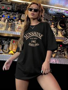 Camiseta Retro Vintage Oversize para Mujer de 1982 - Estampado con el Lema "Stay Wild & Smiling", Negra con Letras Doradas, Camiseta Casual de Manga Corta con Cuello Redondo y Corte Holgado, Inspirada en los 80s, para Atuendos Casuales y Fiestas Temáticas Y2k - Negro - Ver 2
