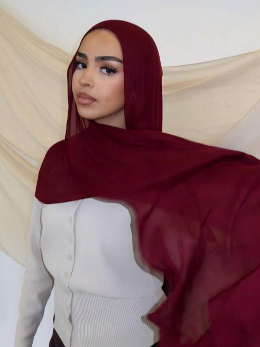1. Khăn trùm đầu Hồi giáo bằng vải chiffon nhẹ, thoáng khí màu đỏ tía, kiểu dáng kín đáo, phù hợp cho cả sinh hoạt hàng ngày và cầu nguyện. - Màu Đỏ Sâu - Xem 1