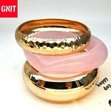 GNIT Pulseras tipo brazalete de oro y carey para mujer, set de 3 piezas de pulseras gruesas y llamativas, joyería chapada en oro de 18K y resina para combinar con atuendos - Rosa - Ver 4