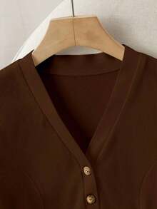 Camiseta de mujer de punto con cuello en V profundo, manga corta, cintura ceñida, abertura frontal con botones metálicos, elegante, romántica, casual, para uso diario, trabajo, cena, primavera/verano - Marrón - Ver 5