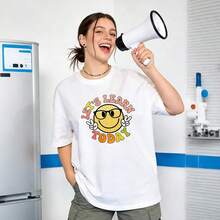 Ropa de Verano para Mujer, Camiseta Casual de Algodón Suave con Cuello Redondo, Estampado con la Frase "Let's Learn Today" y una Cara Sonriente con Gafas. Blanco. - Blanco - Ver 2