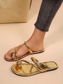 Nouvelles chaussures à talons bas pour l'été, sandales plates à brides croisées avec bout en métal doré brillant pour plage et luxe. Semelle souple antidérapante confortable pour le port prolongé, adaptées aux grandes tailles. Sandales polyvalentes pour la plage, les déplacements quotidiens, l'intérieur et l'extérieur - Doré - Voir 5