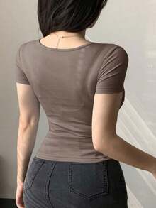 Camiseta corta de mujer con cuello en V, manga corta, ajustada y con nudo, para salir - Marrón Mocha - Ver 5