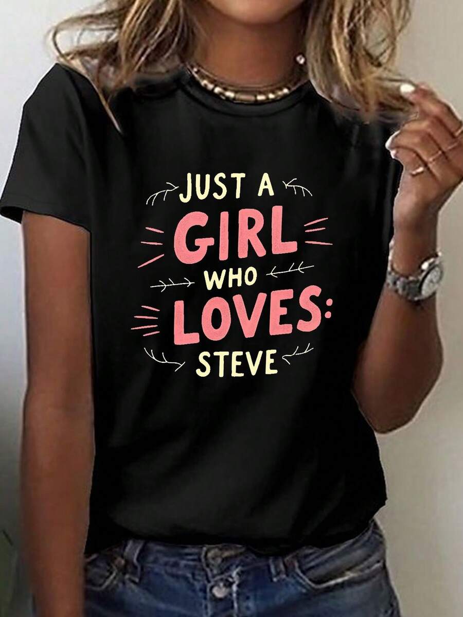 Camiseta de manga corta con cuello redondo y patrón geométrico "Just a Who Loves Steve" para mujer - Tela de elasticidad media, cómoda para todas las estaciones, lavable a máquina, esencial para uso casual. - Negro - Ver 1