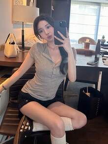 女款素色亨利領鈕扣設計T恤，收腰優雅短袖上衣夏季款 - 灰色 - 查看 2