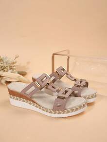 Sandálias femininas Mila Footwear plus size, estilo retrô, com bico aberto e sola de corda. Design geométrico boêmio vintage com detalhes de rebites e sola grossa. Perfeitas para casamentos, festas, férias, verão e outras ocasiões. Sandálias femininas com plataforma e sola grossa. - Roxo Malva - Ver 8