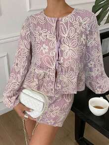Conjunto informal de 2 piezas con blusa de manga farol con lazo delantero con estampado floral y pantalones cortos para mujer en otoño.Set de 2 piezas con tela texturizada de unicolor y tela bordada.Conjunto de camisa de encaje con cordones y pantalones cortos de manga larga. - Rosa - Ver 3