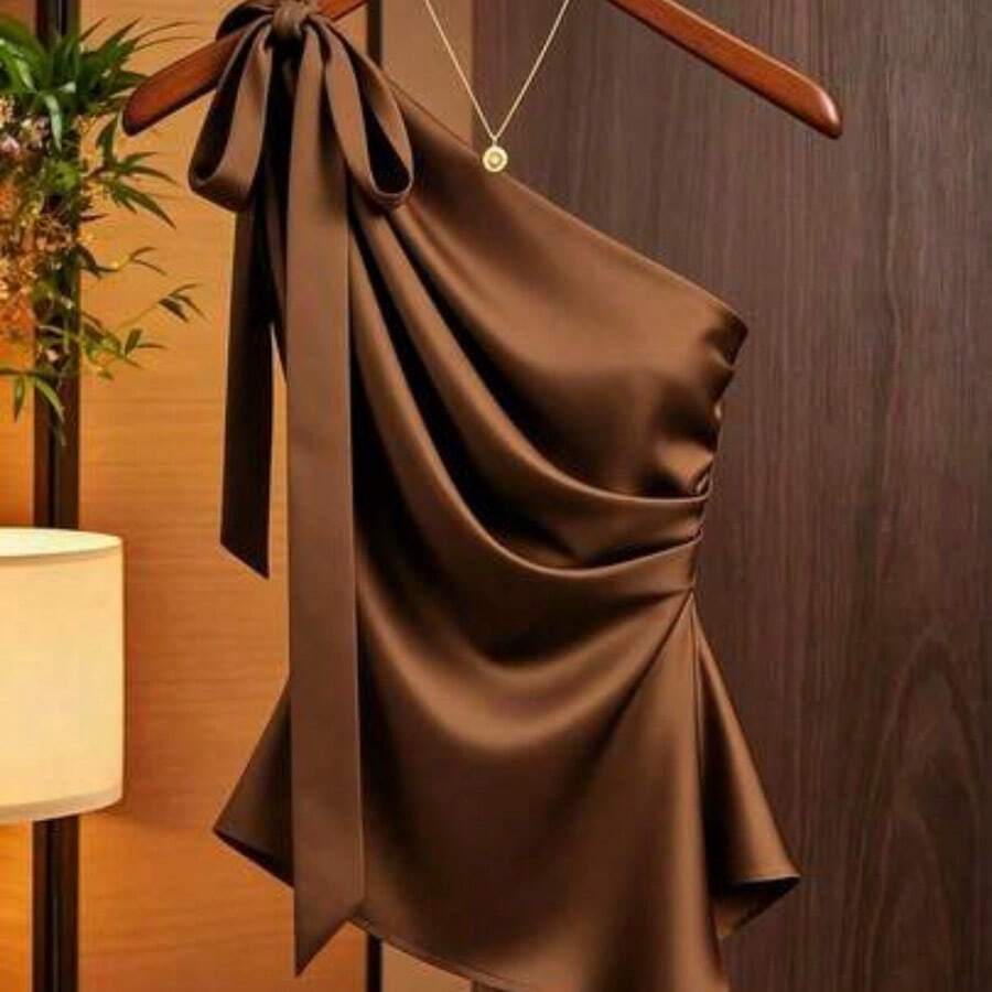 Caramel Brown Satin Asymmetric Shoulder Bow Decor Blouse, Asymmetrical Ruched Fitted Niche Design Top, Suitable For Date, Commute, Mature Sexy Asymmetrical Shoulder Layering, Fashionable Elegant Shirt One Shoulder Tops For Women Elegant Tops For Women - Marrón - Ver 1