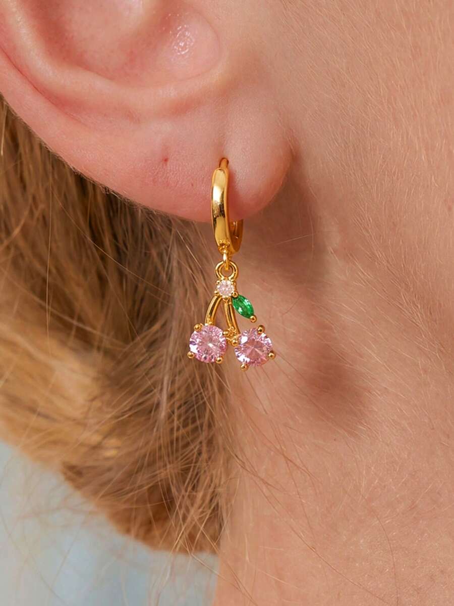1 paire de boucles d'oreilles créoles mignonnes en forme de fruits pour femmes, boucles d'oreilles pendantes délicates en forme de cerise et de pêche incrustées de cubic zirconia cubiques, accessoires pour femmes, bijoux pour vacances d'été, cadeau pour la Saint-Valentin/Fête des Mères - Multicolore - Voir 1