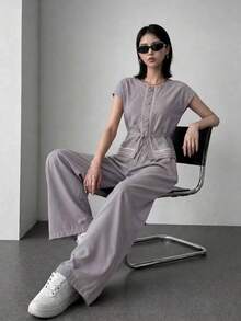 A&DD MODA, REF: AS1990 - Women's Set Consisting Of A Short-Sleeved Blouse And Pants. The Blouse Has A Round Neckline With Details And Buttons. The Pants Have A Straight Cut For A Slimming Effect. This Casual Yet Elegant Set Is Ideal For Special Occasions And Social Events, Creating A Complete And Sophisticated Look. - Xám - Xem 2