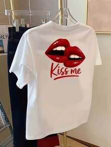 Camiseta tipo túnica para mujer con estampado de labios blancos "Kiss Me" y labios rojos - Labios rojos llamativos y letras doradas de acento, manga corta, cuello redondo, blusa casual de verano, lavable a máquina, top de primavera/otoño para el Día de San Valentín, fiestas y atuendos casuales (diseño con el eslogan "Kiss Me") - Corte relajado, elasticidad media, estampado frontal y trasero, elegante y cómoda, sin volumen, tela suave, corte clásico, adecuada para usar en capas o como prenda independiente, camiseta estilo Y2K. - Blanco - Ver 2