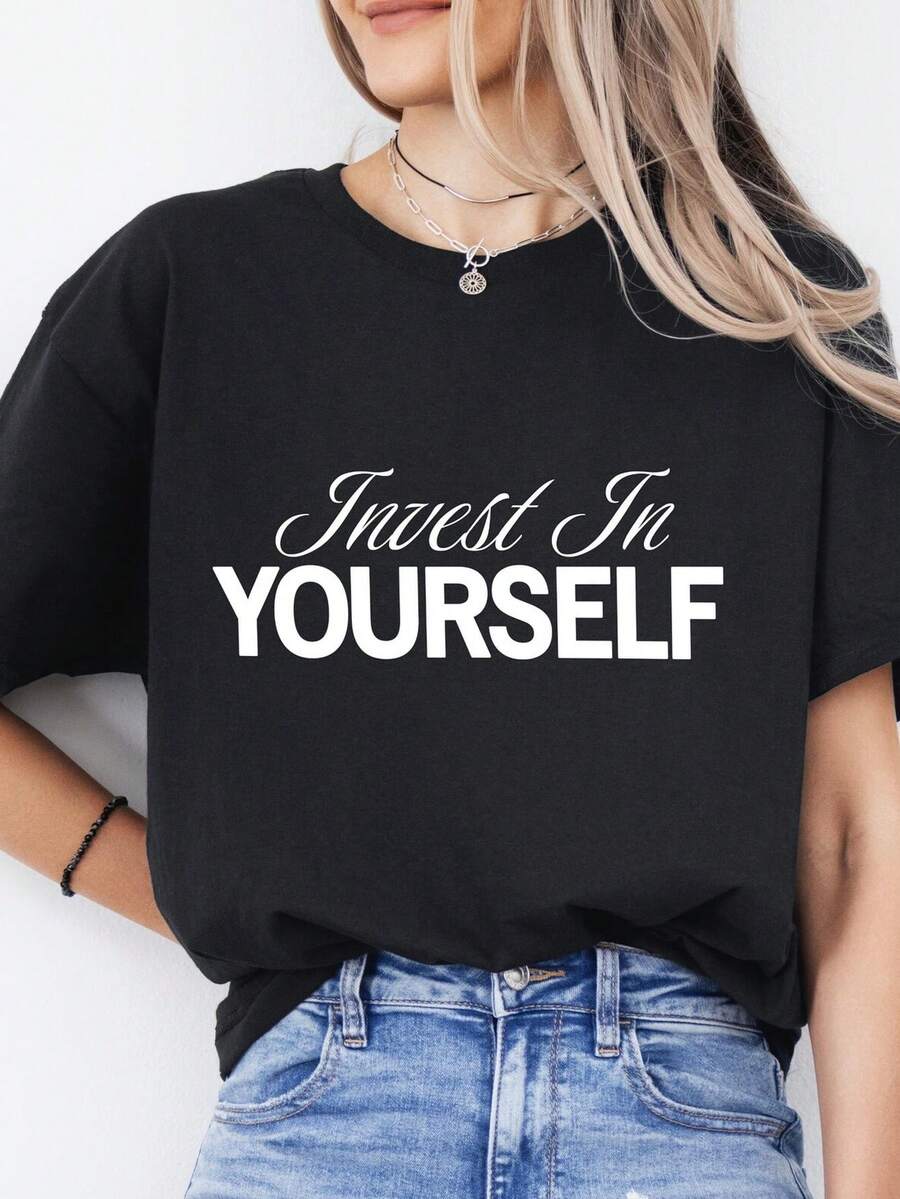 Camiseta Invest In YOURS, Motivation StatementM1ent, Casual Look, S2XL varios colores. Camiseta unisex de 220 g, 100% algodón, peso ideal para todas las estaciones, adecuada tanto para hombres como para mujeres. Tejido de alta calidad y duradero, suave al tacto y de larga duración. Prenda transpirable, adecuada para el uso de otoño de las mujeres, para vacaciones, el Día de la Madre, las celebraciones del Día de la Independencia y como regalo. - Negro - Ver 1