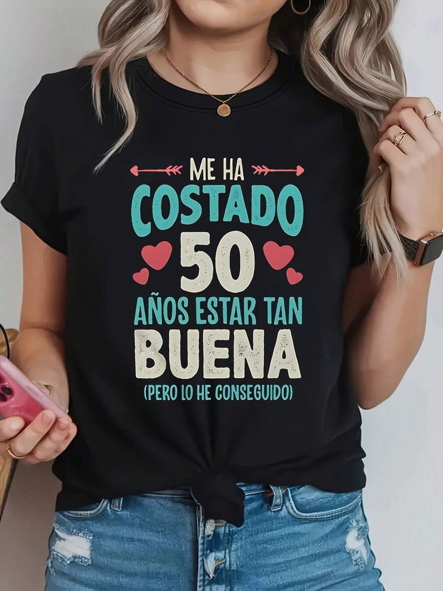 ME HA COSTADO 50 AÑOS ESTAR TAN BUENA Camiseta de mujer con cuello redondo para primavera/verano, con estampado de corazón, letras con un toque confiado y divertido. - Negro - Ver 1