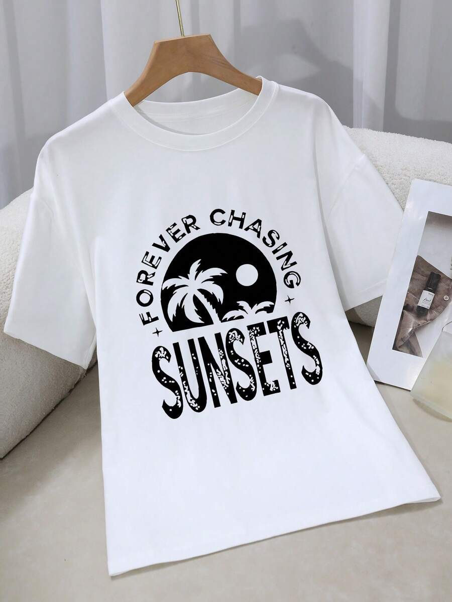Women's Plus Size T-Shirt With Black And White Palm And Wave Print - Casual Short Sleeve Crew Neck Beach T-Shirt With "Forever Chasing Sunsets" Slogan, Hawaiian Holiday T-Shirt, Relaxed Fit For Summer Outfits, Y2k Style. - 白色 - 查看 1