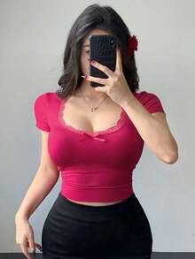 Camiseta ajustada de manga corta con cuello cuadrado, decoración de lazo de encaje y contraste para el Día de San Valentín - Rosa Fucsia - Ver 3