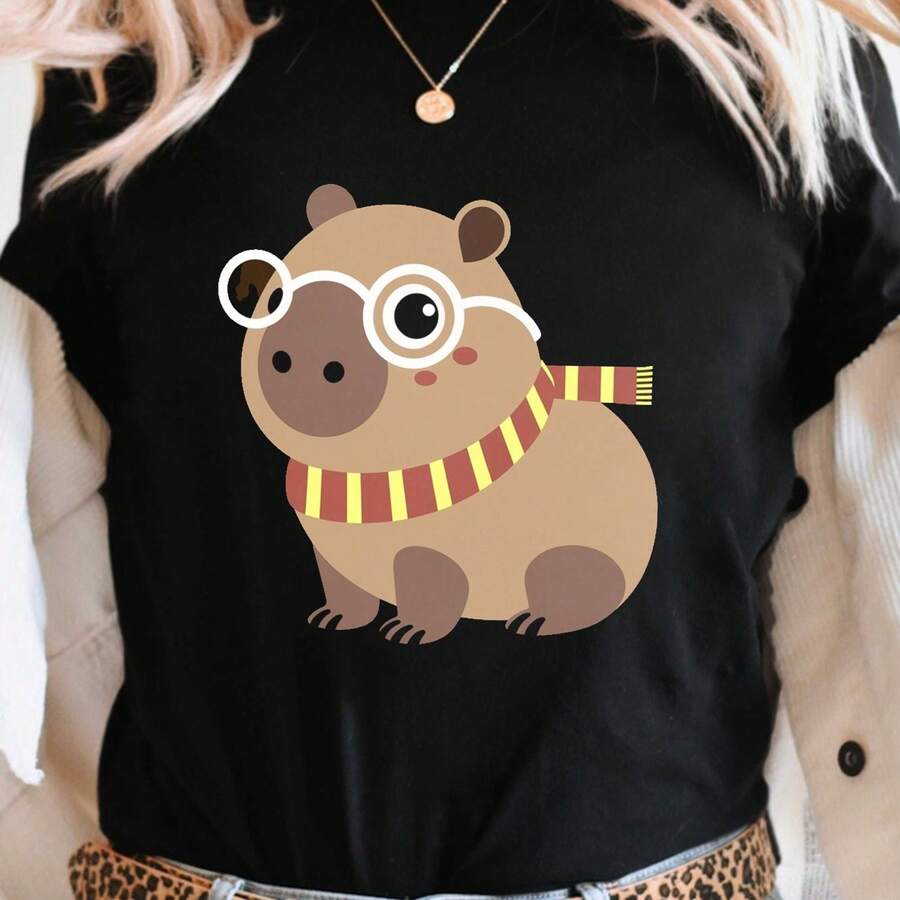 Cute Capybara Graphic T-Shirt fclothes Women - Chibi Capybara with Scarf - Soft Everyday Tee fclothes Animal Lovers - Lightweight Round Neck Shirt - C - Negro - Ver 1