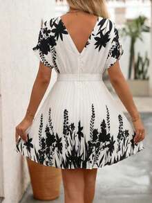 Elegante vestido mini con pliegues con estampado floral en blanco y negro - Adecuado para la oficina y citas - Multicolor - Ver 2