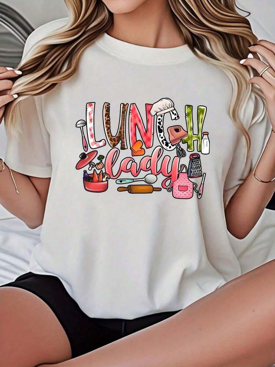 Camiseta GiftGiftLunch Lady con diseño gráfico de herramientas de cocina coloridas y texto de Lunch Lady para entusiastas de la cocina y trabajadores de cafeterías escolares - Suave. - Blanco - Ver 1