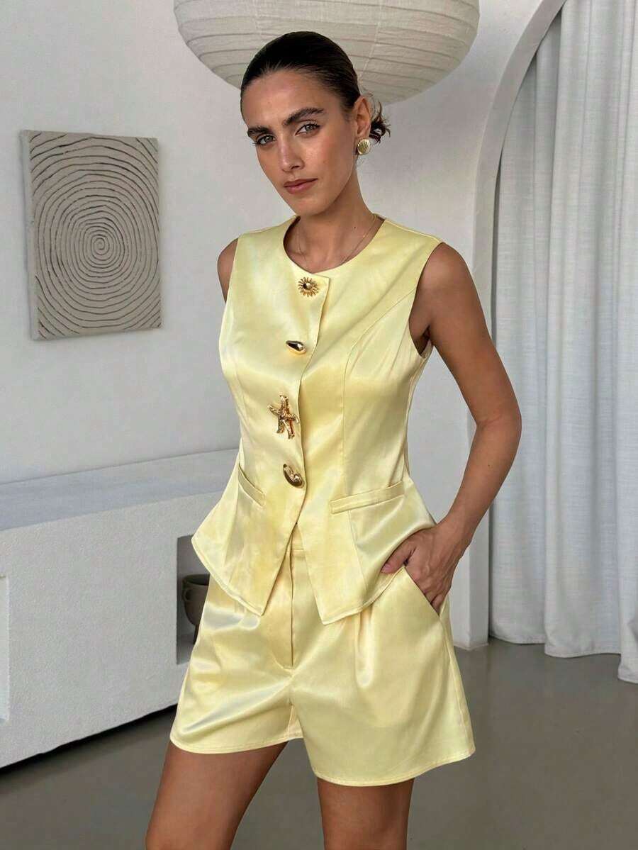 Conjunto de 2 piezas para mujer: Chaleco de metal de un solo pecho y shorts para el verano - amarillo ganso - Ver 1