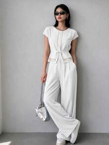 A&DD MODA, REF: AS1990 - Women's Set Consisting Of A Short-Sleeved Blouse And Pants. The Blouse Has A Round Neckline With Details And Buttons. The Pants Have A Straight Cut For A Slimming Effect. This Casual Yet Elegant Set Is Ideal For Special Occasions And Social Events, Creating A Complete And Sophisticated Look. - 白色 - 查看 6